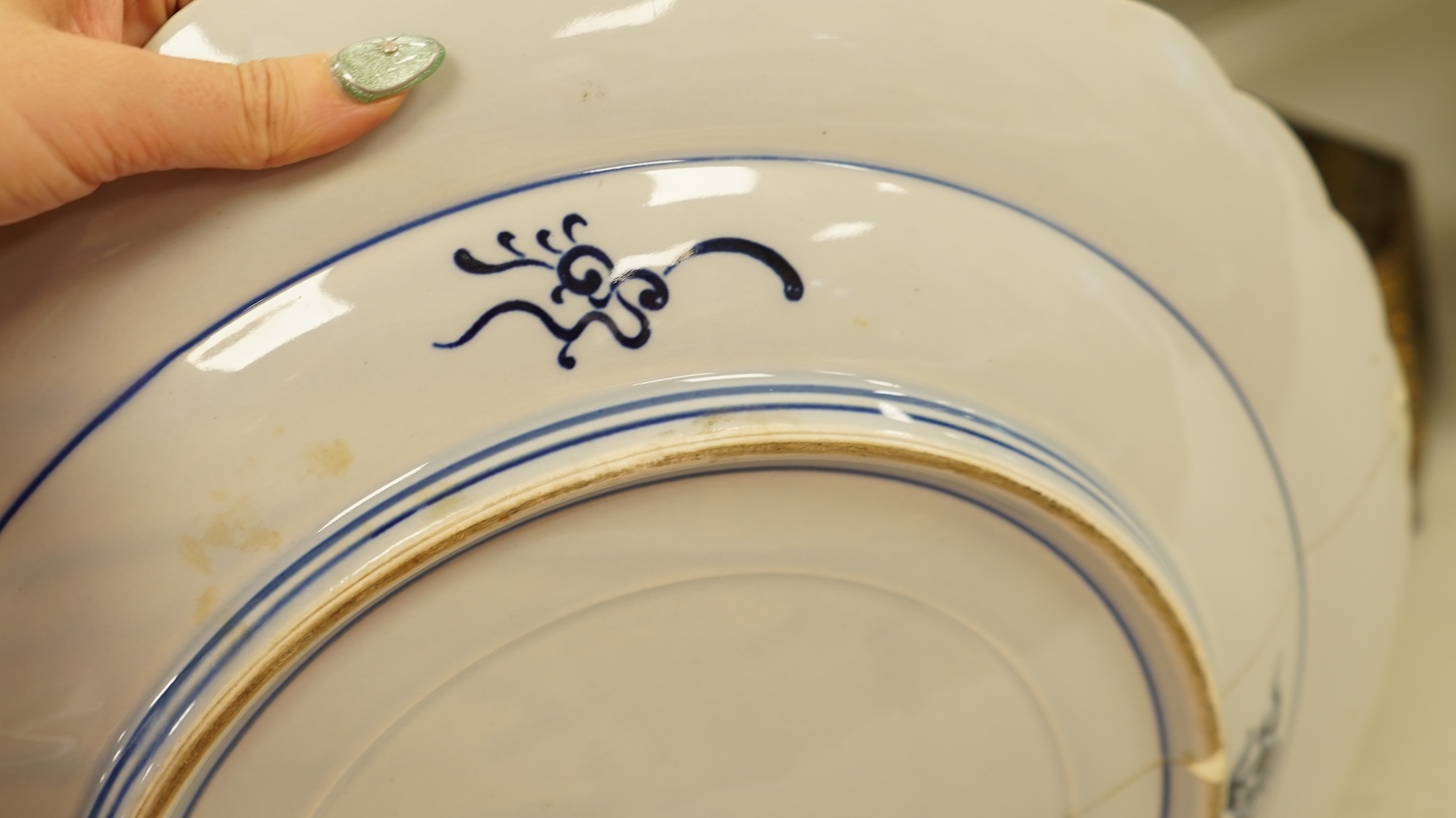 A Japanese Imari jardiniere and a similar ‘fish’ charger (a.f), largest 41cm in diameter